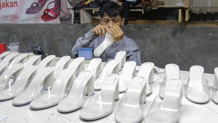 Langkah Mantap Industri Alas Kaki, Jadi Penopang Ekonomi Nasional 2025 Industri alas kaki kembali menjadi unggulan sektor manufaktur nasional. Dengan pertumbuhan mencapai 8,3 persen pada kuartal pertama 2025 dan ekspor naik hampir 12 persen.