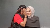 Cecillia Gina, putri Limbad menceritakan bisnis ayahnya, (Bisnis) properti dalam bentuk rumah, cluster. Limbad Group namanya. Itu di daerah kampung kita sendiri, di Tegal ada, di Brebes ada. Yang urus kakak aku sendiri kontraktornya, ucapnya ditemui di kawasan Jalan Kapten P Tendean, Jakarta Selatan, kemarin. Foto: Ahsan/detikhot