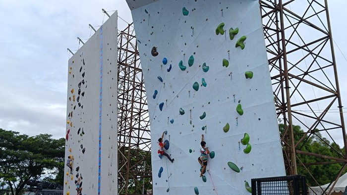 Lomba panjat tebing HUT ke-80 Brimob (Rizky/detikcom)