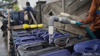 Sejumlah warga mengaku menghabiskan Rp 600 ribu hingga Rp 1 juta per bulan untuk memenuhi kebutuhan air bersih. Air bersih tersebut untuk kebutuhan memasak hingga mandi. 