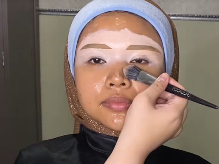 Riasan makeup anak pondok pesantren bikin pangling. Acara tersebut mengundang tamunya 21.000 di bagi 3 hari, perharinya 7000 orang dalam satu waktu.  Unggahan tersebut langsung viral di media sosial.