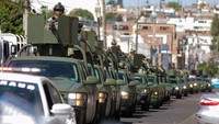 Konvoi tentara Meksiko tiba di Michoacan dalam operasi besar memberantas kejahatan terorganisir. Mereka akan memperkuat keamanan di wilayah rawan konflik. REUTERS/Ivan Arias