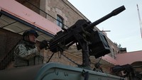 Tentara Meksiko berdiri di atas kendaraan bersenjata setelah tiba di Zona Militer ke-21, sebagai bagian dari Rencana Michoacan untuk Perdamaian dan Keadilan. REUTERS/Ivan Arias