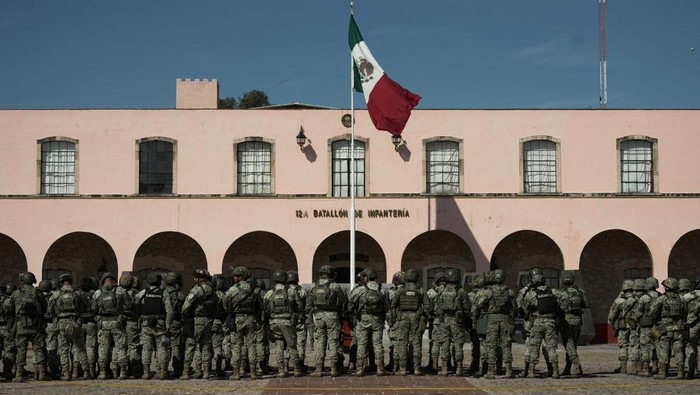 Mexican soldiers stand in formation after arriving at the 21st Military Zone, as part of the Michoacan Plan for Peace and Justice, an operation aimed at cracking down on criminal groups, combating extortion, and dismantling drug laboratories and training camps, in Morelia, Mexico, November 10, 2025. REUTERS/Ivan Arias