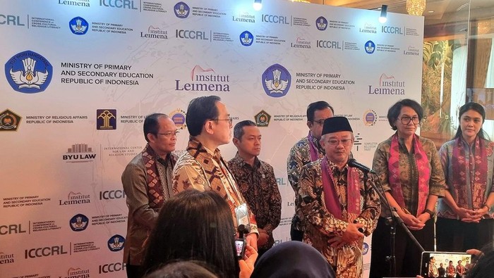 Mendikdasmen  usai membuka International Conference Cross-Cultural Religious Literacy, di Hotel Shangri-La, Jakarta Pusat, Selasa (11/11/2025).