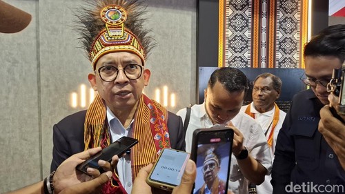 Menteri Kebudayaan Fadli Zon saat meninjau lokasi pameran kebudayaan di Kota Kupang, NTT, Selasa (11/11/2025). (Foto: Yufengki Bria/detikBali)