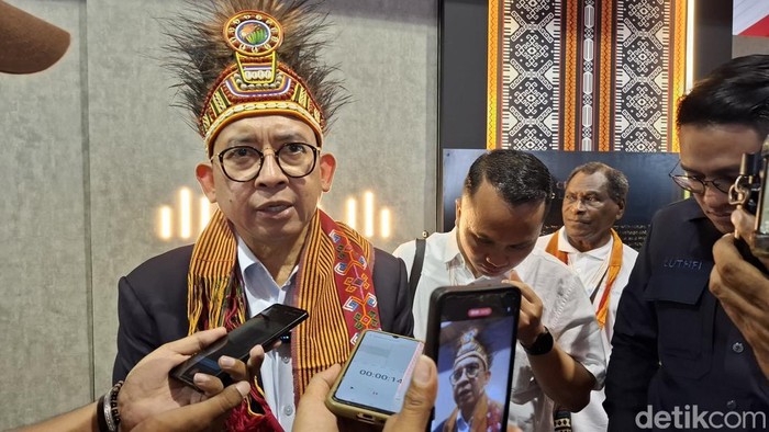 Menteri Kebudayaan Fadli Zon saat meninjau lokasi pameran kebudayaan di Kota Kupang, NTT, Selasa (11/11/2025). (Foto: Yufengki Bria/detikBali)