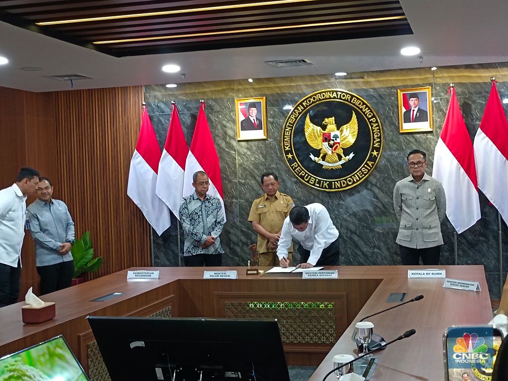 Menteri Koordinator Bidang Pangan Zulkifli Hasan (Zulhas) menyaksikan langsung penandatanganan Surat Keputusan Bersama (SKB) menteri di kantornya, Jakarta, Selasa (11/11/2025). (CNBC Indonesia/Martyasari Rizky)