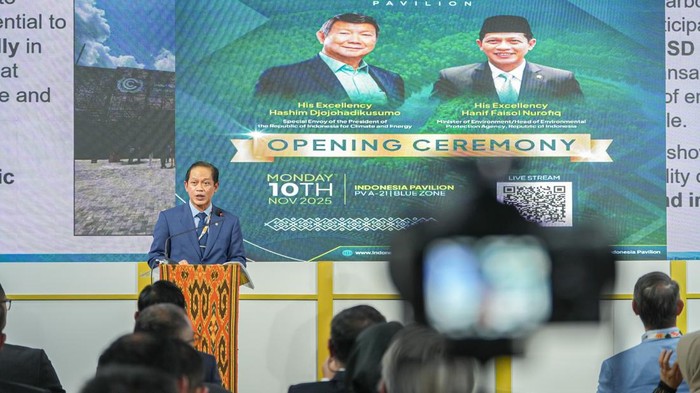 Menteri Lingkungan Hidup Hanif Faisol Nurofiq