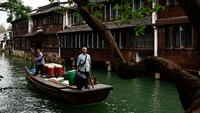 Rumah kayu berusia ratusan tahun berjajar di tepi sungai. Dinding tua dan jendela berukir menjadi saksi sejarah panjang Wuzhen. Kota ini bukan hanya destinasi wisata, tetapi juga perjalanan menyelami kehidupan klasik China, di mana air, cahaya, dan sejarah berpadu harmonis. Foto: REUTERS/Tingshu Wang