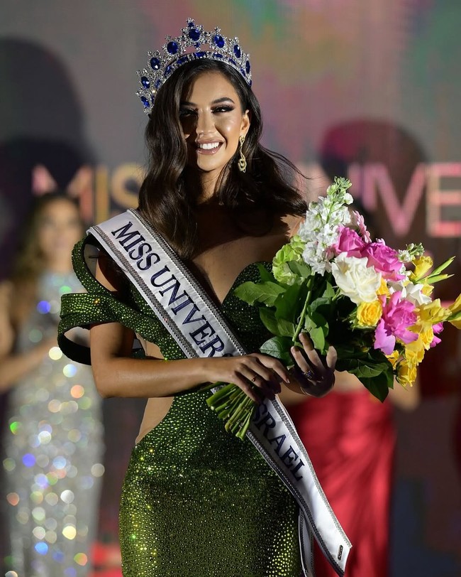 Melanie merupakan model dan pengusaha asal Caesarea, Israel. Dia juga seorang kreator konten dengan 34 ribuan followers di Instagram. Foto: Instagram/@melanieshiraz