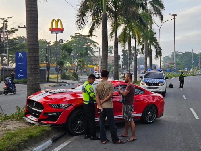 Mobil sport Ford Mustang usai alami kecelakaan tunggal di Pekanbaru, Riau. (Dok. Satlantas Polresta Pekanbaru)