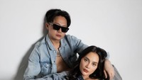 Erika Carlina dan DJ Bravy pacaran mulai Juni 2025. Mereka muncul perdana saat menjadi tamu di YouTube Gofar Hilman. (Foto: Youtube/Instagram)