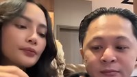 Tak hanya makan di restoran, ibunda Andrew juga sempat masak sosis goreng isi keju. So sweet! Erika sempat menyuapkan sosis itu kepada Bravy. Foto: Youtube/@dianasaripahchannel4981