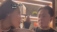 Artis 31 tahun ini juga sempat menikmati nasi kari dan makanan lain di sebuah restoran bersama DJ Bravy. Mereka makan di restoran yang menyediakan fasilitas billiard.  Foto: Youtube/@CelebShortIndo
