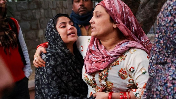 Ledakan mematikan mengguncang kawasan tua Delhi, India, pada Selasa (11/11/2025), tepat di dekat Benteng Merah yang bersejarah. Peristiwa tragis ini menewaskan sejumlah warga dan meninggalkan duka mendalam bagi keluarga korban. REUTERS/Anushree Fadnavis