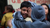 Putra Dinesh Misra, yang tewas dalam ledakan mematikan di dekat Benteng Merah bersejarah di kawasan kota tua Delhi, menangis dan dihibur oleh orang-orang di luar kamar mayat di sebuah rumah sakit, di Delhi, India. REUTERS/Anushree Fadnavis