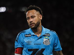 Neymar Minta Maaf Usai Tampar Robinho Jr
