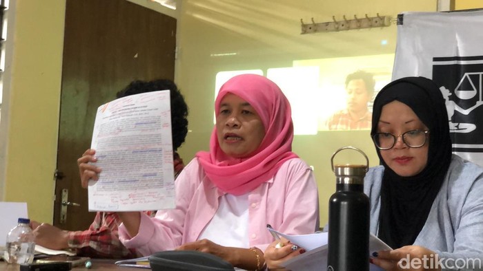 Noer Kasanah dosen Perikanan UGM diberhentikan usai ajukan kenaikan jabatan saat ditemui di kantor LBH Jogja, Selasa (11/11/2025).