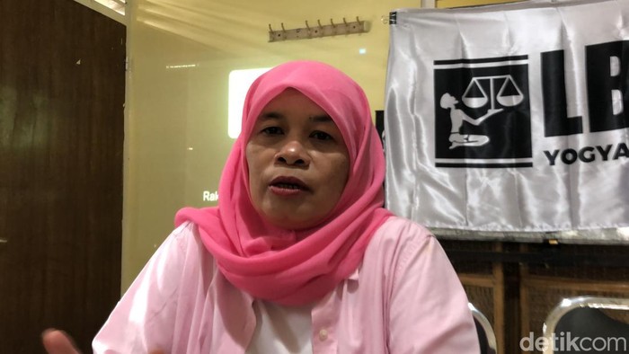 Noer Kasanah dosen Perikanan UGM diberhentikan usai ajukan kenaikan jabatan saat ditemui di kantor LBH Jogja, Selasa (11/11/2025).