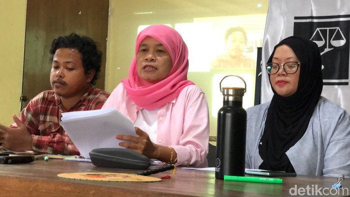 Noer Kasanah dosen Perikanan UGM diberhentikan usai ajukan kenaikan jabatan saat ditemui di kantor LBH Jogja, Selasa (11/11/2025).