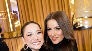 Tak kalah mencuri perhatian, Olla Ramlan juga berfoto bareng Bunga Citra Lestari, dua ikon gaya dalam satu frame! Foto: Instagram Olla Ramlan