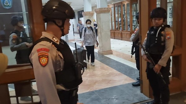 KPK Bawa 3 Koper Usai Geledah Kantor Bupati Ponorogo 6 Jam