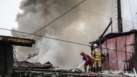 Petugas berusaha keras menaklukkan titik-titik api agar tidak merembet ke bangunan di sekitarnya. Proses pemadaman berlangsung cukup lama karena material di dalam pabrik yang mudah terbakar mempercepat penyebaran api. ANTARA FOTO/Aprillio Akbar