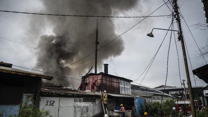 Foto udara petugas pemadam kebakaran berusaha memadamkan titik api yang membakar pabrik vulkanisir ban di Genuk, Semarang, Jawa Tengah, Selasa (11/11/2025). Dinas Pemadam Kebakaran Kota Semarang mengerahkan empat unit mobil pemadam kebakaran untuk memadamkan api yang terjadi sejak pukul 08.30 WIB, sementara penyebab kebakaran masih dalam proses penyelidikan pihak berwenang. ANTARA FOTO/Aprillio Akbar