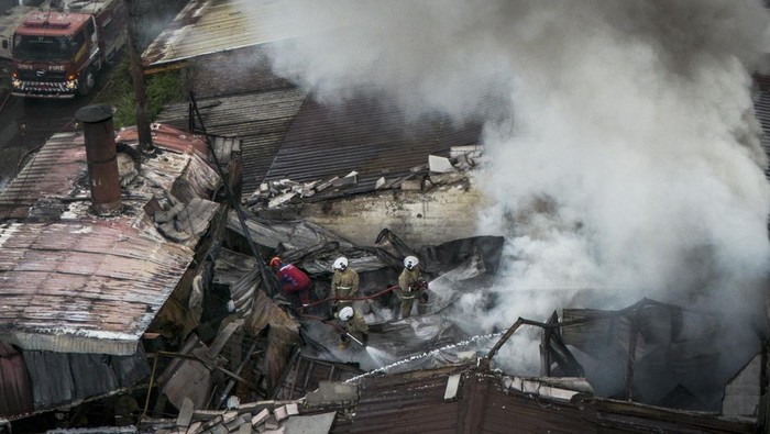 Foto udara petugas pemadam kebakaran berusaha memadamkan titik api yang membakar pabrik vulkanisir ban di Genuk, Semarang, Jawa Tengah, Selasa (11/11/2025). Dinas Pemadam Kebakaran Kota Semarang mengerahkan empat unit mobil pemadam kebakaran untuk memadamkan api yang terjadi sejak pukul 08.30 WIB, sementara penyebab kebakaran masih dalam proses penyelidikan pihak berwenang. ANTARA FOTO/Aprillio Akbar