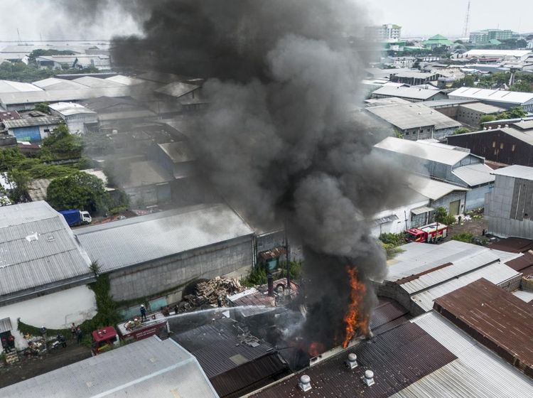 Pabrik Vulkanisir Ban di Semarang Terbakar Hebat, Asap Tebal Membumbung Tinggi
