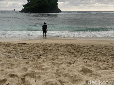 Pantai Teluk Asmara Pantai Teluk Asmara, Malang Selatan
