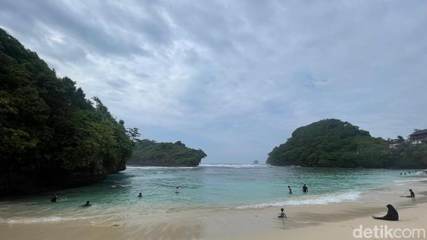 Pantai Teluk Asmara Pantai Teluk Asmara, Malang Selatan