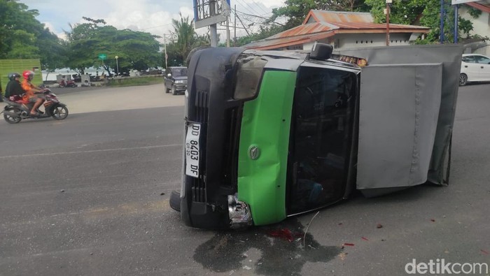 Sebuah mobil pikap menabrak separator jalan hingga terguling di Kota Parepare, Sulawesi Selatan (Sulsel).