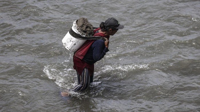 Warga mengumpulkan pasir yang diambil di pinggir pantai Mandaong, Pulau Bacan, Kabupaten Halmahera Selatan, Maluku Utara, Selasa (11/11/2025). Masyarakat setempat memanfaatkanair laut surut dan aliran sungai yang mengalir dari hulu untuk menambang pasir yang kemudian dijual Rp350 ribu per kubik sebagai bahan bangunan di wilayah itu. ANTARA FOTO/Andri Saputra/agr