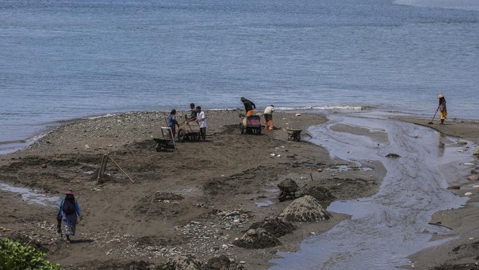 Pasir Laut Jadi Sumber Penghidupan Warga Pulau Bacan Warga mengumpulkan pasir yang diambil di pinggir pantai Mandaong, Pulau Bacan, Kabupaten Halmahera Selatan, Maluku Utara, Selasa (11/11/2025). Masyarakat setempat memanfaatkanair laut surut dan aliran sungai yang mengalir dari hulu untuk menambang pasir yang kemudian dijual Rp350 ribu per kubik sebagai bahan bangunan di wilayah itu. ANTARA FOTO/Andri Saputra/agr