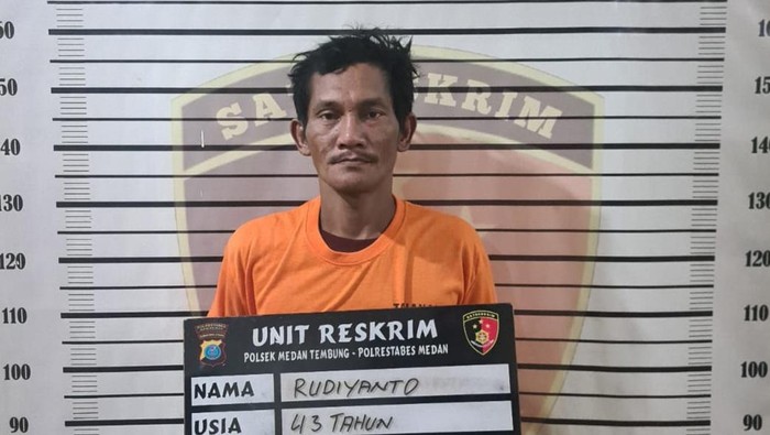 Pelaku Rudiyanto saat diamankan petugas kepolisian. (Foto: dok. Polsek Medan Tembung)