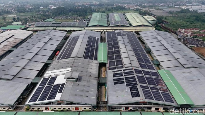 Pembangkit listrik tenaga surya di pabrik industri padat karya yang bergerak dalam bidang alas kaki ekspor