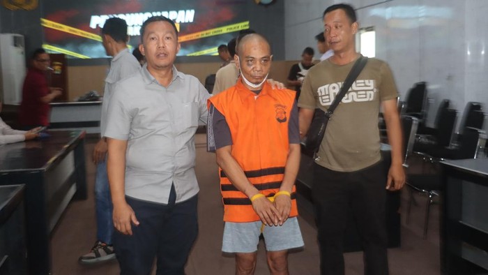 Dedi dukun cabul diamankan polisi setelah memerkosa ibu dan anak di Lampung Selatan