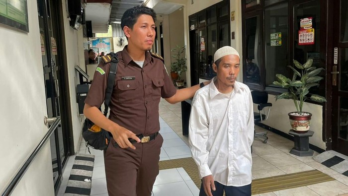 Didik Purwanto, pemulung di Kota Mojokerto terdakwa kasus pemerkosaan anak