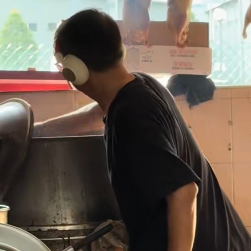 Pemilik Warung Kaki Lima Ini Ogah Viral, Ngaku Tak Cari Banyak Pelanggan