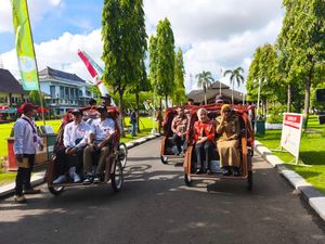 Hore! Seratus Tukang Becak Lansia di Demak Dapat Becak Listrik Baru