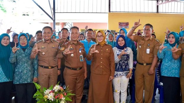 Sosialisasi Pengelolaan dan Pemilahan Sampah berlangsung di RT 10 Kelurahan Mandonga, Kecamatan Mandonga, Selasa (11/11/2025).