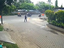 Video CCTV: Pemotor di Bekasi Dihadang Perampok, Rp 450 Juta Nyaris Raib!