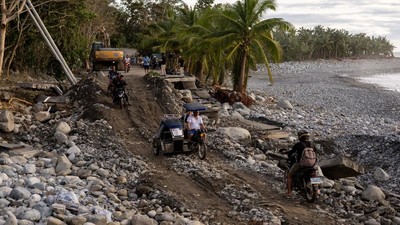 Penampakan Jalan di Pesisir Filipina Hancur Disapu Topan Fung-wong