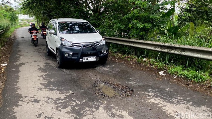 Penampakan lubang di Jalan Cimincrang ara Sapan.