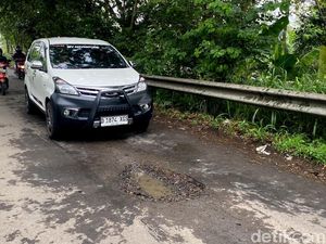 Lubang Tak Terlihat Bikin Pengendara Terperosok di Cimincrang-Sapan