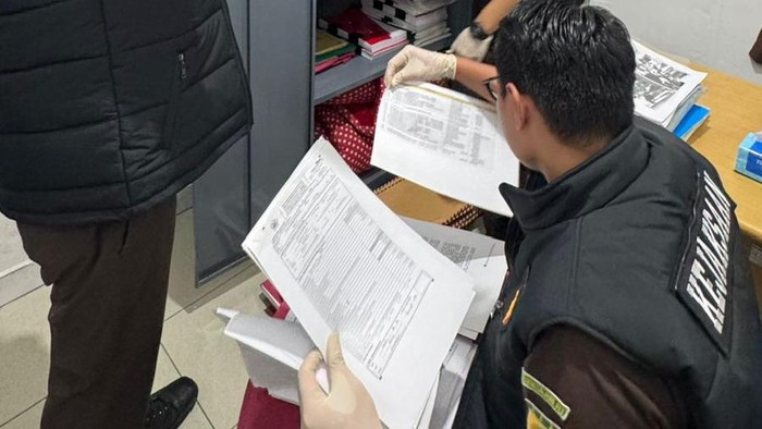 Petugas Kejari saat melakukan penggeledahan di kantor Bawaslu Tulang Bawang