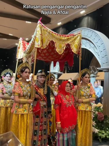 Suasana pernikahan dengan pengantar pengantin sekitar 100 orang dan seserahan emas bernilai fantastis di Makassar, Sulawesi Selaatan. Unggahan tersebut langsung viral di media sosial.