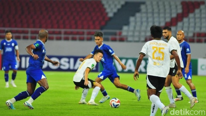 Pertemuan pertama PSIS vs Persiku di Stadion Jatidiri Semarang musim ini.